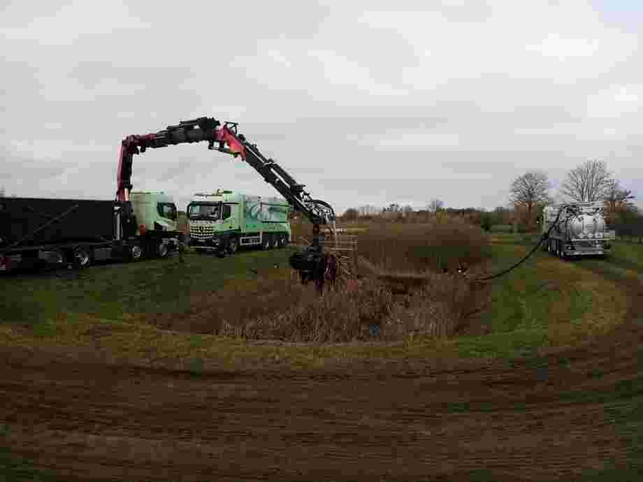 Reinigung Regenrückhaltebecken und Entsorgung von Schlamm