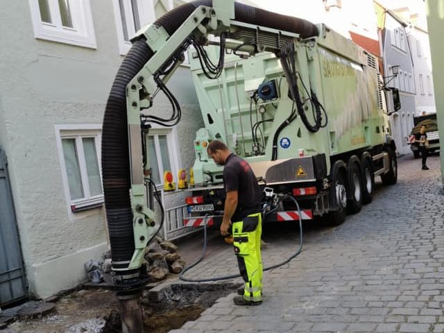 Freilegen von Leitungen, Schiebern und Haus­anschlüssen